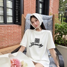 Giv*chy/纪*希2026秋冬新款男女同款👫短袖打底衫,主创时尚注入了全新时尚能量。通过探索各种题材和性感魅力,极具 Giv*chy/纪*希2026秋冬新款男女同款👫短袖打底衫,主创时尚注入了全新时尚能量。通过探索各种题材和性感魅力,极具