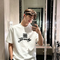 Giv*chy/纪*希2026秋冬新款男女同款👫短袖打底衫,主创时尚注入了全新时尚能量。通过探索各种题材和性感魅力,极具 Giv*chy/纪*希2026秋冬新款男女同款👫短袖打底衫,主创时尚注入了全新时尚能量。通过探索各种题材和性感魅力,极具