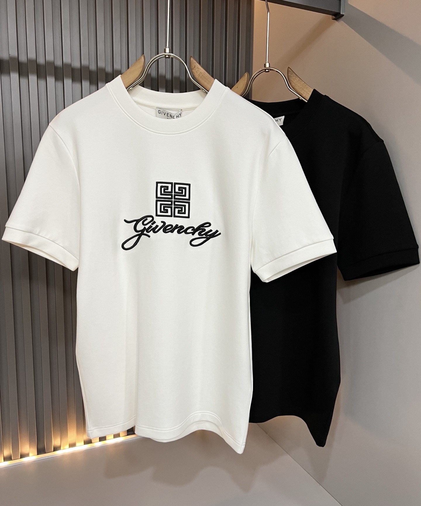 Giv*chy/纪*希2026秋冬新款男女同款👫短袖打底衫,主创时尚注入了全新时尚能量。通过探索各种题材和性感魅力,极具 Giv*chy/纪*希2026秋冬新款男女同款👫短袖打底衫,主创时尚注入了全新时尚能量。通过探索各种题材和性感魅力,极具