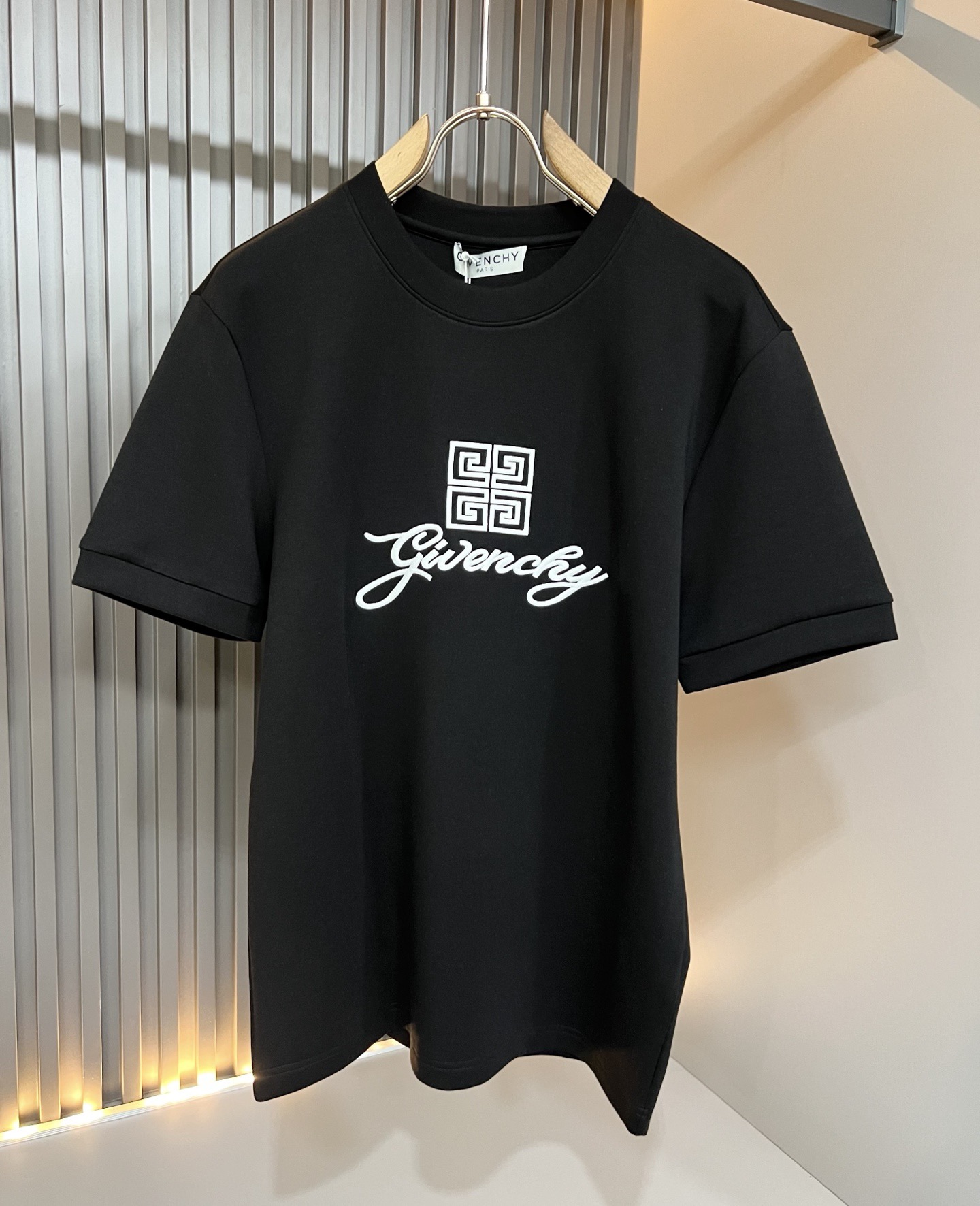 Giv*chy/纪*希2026秋冬新款男女同款👫短袖打底衫,主创时尚注入了全新时尚能量。通过探索各种题材和性感魅力,极具 Giv*chy/纪*希2026秋冬新款男女同款👫短袖打底衫,主创时尚注入了全新时尚能量。通过探索各种题材和性感魅力,极具