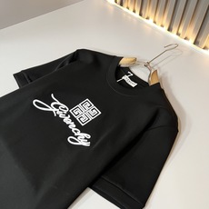 Giv*chy/纪*希2026秋冬新款男女同款👫短袖打底衫,主创时尚注入了全新时尚能量。通过探索各种题材和性感魅力,极具 Giv*chy/纪*希2026秋冬新款男女同款👫短袖打底衫,主创时尚注入了全新时尚能量。通过探索各种题材和性感魅力,极具