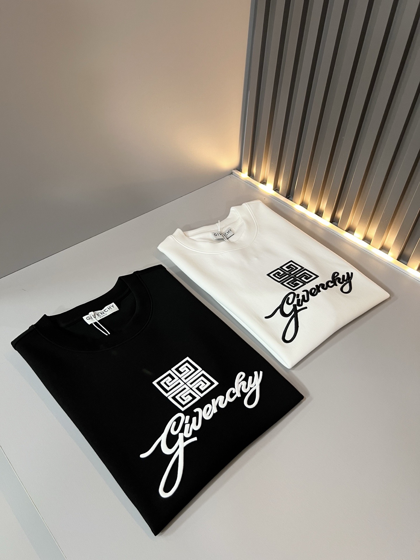 Giv*chy/纪*希2026秋冬新款男女同款👫短袖打底衫,主创时尚注入了全新时尚能量。通过探索各种题材和性感魅力,极具 Giv*chy/纪*希2026秋冬新款男女同款👫短袖打底衫,主创时尚注入了全新时尚能量。通过探索各种题材和性感魅力,极具