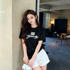 Giv*chy/纪*希2026秋冬新款男女同款👫短袖打底衫,主创时尚注入了全新时尚能量。通过探索各种题材和性感魅力,极具 Giv*chy/纪*希2026秋冬新款男女同款👫短袖打底衫,主创时尚注入了全新时尚能量。通过探索各种题材和性感魅力,极具