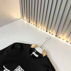 Giv*chy/纪*希2026秋冬新款男女同款👫短袖打底衫,主创时尚注入了全新时尚能量。通过探索各种题材和性感魅力,极具 Giv*chy/纪*希2026秋冬新款男女同款👫短袖打底衫,主创时尚注入了全新时尚能量。通过探索各种题材和性感魅力,极具