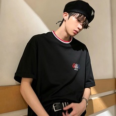 Moncler蒙口2026秋冬新款贸易订单短袖打底衫,全品相!!网红款!胸前logo图案刺绣设计!上身舒适透气,不僵硬, Moncler蒙口2026秋冬新款贸易订单短袖打底衫,全品相!!网红款!胸前logo图案刺绣设计!上身舒适透气,不僵硬,