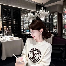 Louis Vuit*on 2026秋冬路易家族轻奢针织羊毛衫!男女同款👫装饰! 路易家族的新高端,细节品质永远的那么完 Louis Vuit*on 2026秋冬路易家族轻奢针织羊毛衫!男女同款👫装饰! 路易家族的新高端,细节品质永远的那么完