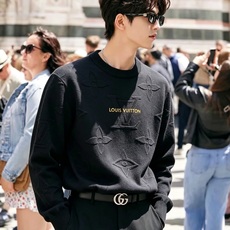 Louis Vuit*on 2026秋冬路易家族轻奢针织羊毛衫!男女同款👫装饰! 路易家族的新高端,细节品质永远的那么完 Louis Vuit*on 2026秋冬路易家族轻奢针织羊毛衫!男女同款👫装饰! 路易家族的新高端,细节品质永远的那么完