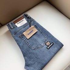 BURBER*Y巴*莉 2026秋冬新品男士高端休闲百搭牛仔裤!对于BUR粉丝来说,这样大气的经典设计足矣一眼种草,是今 BURBER*Y巴*莉 2026秋冬新品男士高端休闲百搭牛仔裤!对于BUR粉丝来说,这样大气的经典设计足矣一眼种草,是今