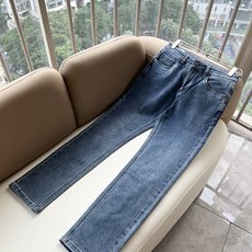 BURBER*Y巴*莉 2026秋冬新品男士高端休闲百搭牛仔裤!对于BUR粉丝来说,这样大气的经典设计足矣一眼种草,是今 BURBER*Y巴*莉 2026秋冬新品男士高端休闲百搭牛仔裤!对于BUR粉丝来说,这样大气的经典设计足矣一眼种草,是今
