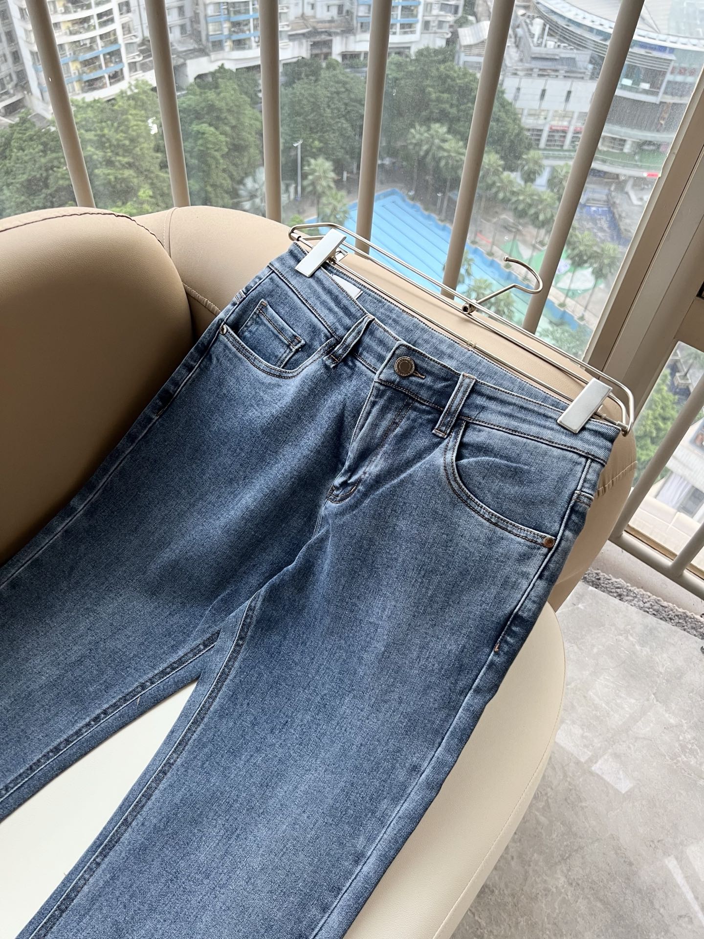 BURBER*Y巴*莉 2026秋冬新品男士高端休闲百搭牛仔裤!对于BUR粉丝来说,这样大气的经典设计足矣一眼种草,是今 BURBER*Y巴*莉 2026秋冬新品男士高端休闲百搭牛仔裤!对于BUR粉丝来说,这样大气的经典设计足矣一眼种草,是今