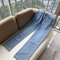 Louis Vuitto*路易*登2026秋冬新款男士经典水洗小直筒牛仔长裤。绝佳的上身性能,百搭之选,超值性价比分享! Louis Vuitto*路易*登2026秋冬新款男士经典水洗小直筒牛仔长裤。绝佳的上身性能,百搭之选,超值性价比分享!