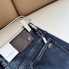 Ferraga*mo菲拉*慕2026秋冬新款男款休闲小直筒牛仔裤 原单品质,原单品质高端时尚休闲水洗牛仔裤,后腰皮革金属 Ferraga*mo菲拉*慕2026秋冬新款男款休闲小直筒牛仔裤 原单品质,原单品质高端时尚休闲水洗牛仔裤,后腰皮革金属