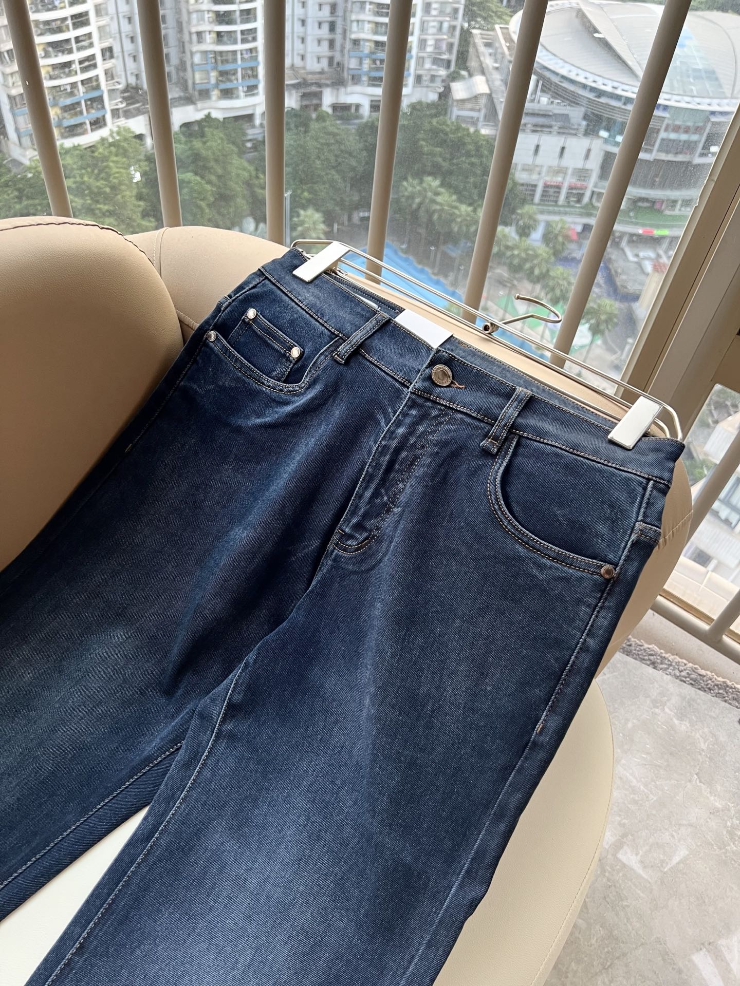 Ferraga*mo菲拉*慕2026秋冬新款男款休闲小直筒牛仔裤 原单品质,原单品质高端时尚休闲水洗牛仔裤,后腰皮革金属 Ferraga*mo菲拉*慕2026秋冬新款男款休闲小直筒牛仔裤 原单品质,原单品质高端时尚休闲水洗牛仔裤,后腰皮革金属