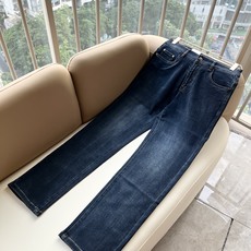 Ferraga*mo菲拉*慕2026秋冬新款男款休闲小直筒牛仔裤 原单品质,原单品质高端时尚休闲水洗牛仔裤,后腰皮革金属 Ferraga*mo菲拉*慕2026秋冬新款男款休闲小直筒牛仔裤 原单品质,原单品质高端时尚休闲水洗牛仔裤,后腰皮革金属