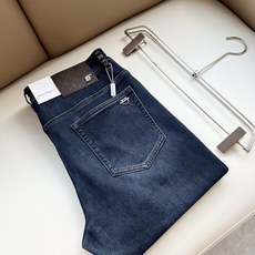 Ferraga*mo菲拉*慕2026秋冬新款男款休闲小直筒牛仔裤 原单品质,原单品质高端时尚休闲水洗牛仔裤,后腰皮革金属 Ferraga*mo菲拉*慕2026秋冬新款男款休闲小直筒牛仔裤 原单品质,原单品质高端时尚休闲水洗牛仔裤,后腰皮革金属