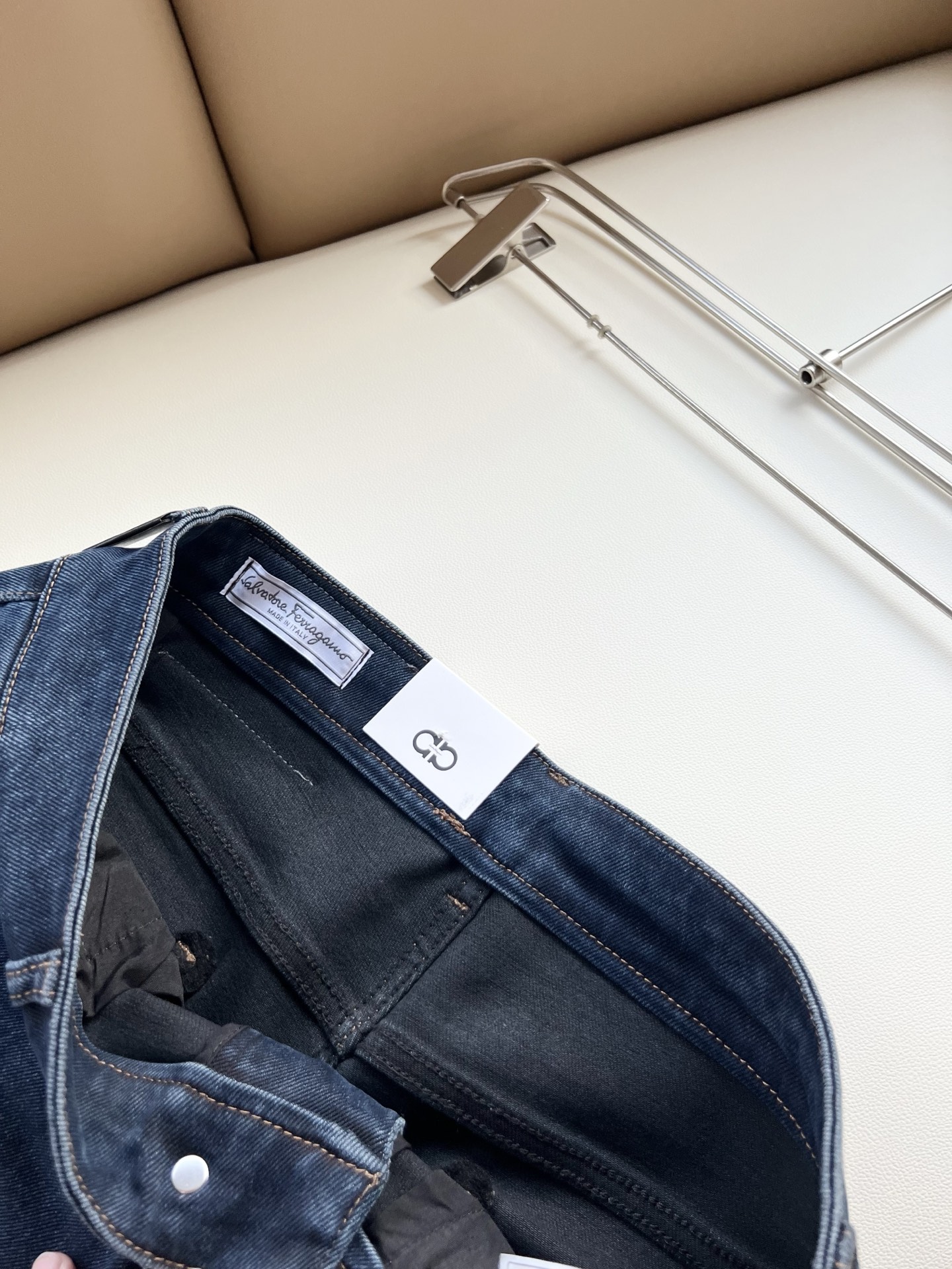 Ferraga*mo菲拉*慕2026秋冬新款男款休闲小直筒牛仔裤 原单品质,原单品质高端时尚休闲水洗牛仔裤,后腰皮革金属 Ferraga*mo菲拉*慕2026秋冬新款男款休闲小直筒牛仔裤 原单品质,原单品质高端时尚休闲水洗牛仔裤,后腰皮革金属