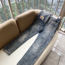 BURBER*Y巴*莉 2026秋冬新品男士高端休闲百搭牛仔裤!对于BUR粉丝来说,这样大气的经典设计足矣一眼种草,是今 BURBER*Y巴*莉 2026秋冬新品男士高端休闲百搭牛仔裤!对于BUR粉丝来说,这样大气的经典设计足矣一眼种草,是今