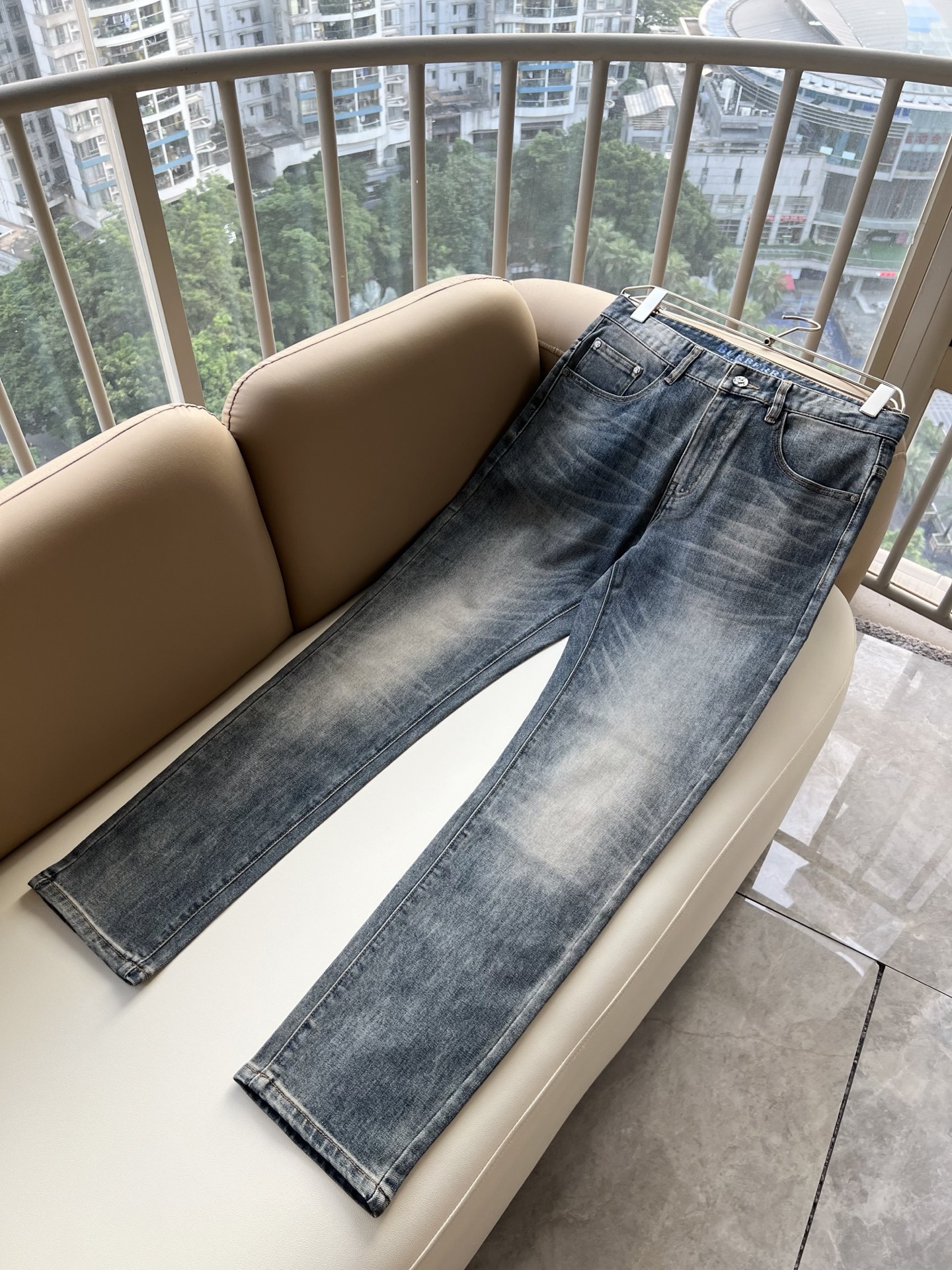 BURBER*Y巴*莉 2026秋冬新品男士高端休闲百搭牛仔裤!对于BUR粉丝来说,这样大气的经典设计足矣一眼种草,是今 BURBER*Y巴*莉 2026秋冬新品男士高端休闲百搭牛仔裤!对于BUR粉丝来说,这样大气的经典设计足矣一眼种草,是今