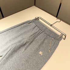 Bur*erry 巴*莉 2026秋冬新款男士休闲套装,品牌最新设计元素!既不单调也不复杂,好处的展现品味!客供顶级纯棉 Bur*erry 巴*莉 2026秋冬新款男士休闲套装,品牌最新设计元素!既不单调也不复杂,好处的展现品味!客供顶级纯棉