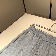 Bur*erry 巴*莉 2026秋冬新款男士休闲套装,品牌最新设计元素!既不单调也不复杂,好处的展现品味!客供顶级纯棉 Bur*erry 巴*莉 2026秋冬新款男士休闲套装,品牌最新设计元素!既不单调也不复杂,好处的展现品味!客供顶级纯棉