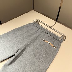 Bur*erry 巴*莉 2026秋冬新款男士休闲套装,品牌最新设计元素!既不单调也不复杂,好处的展现品味!客供顶级纯棉 Bur*erry 巴*莉 2026秋冬新款男士休闲套装,品牌最新设计元素!既不单调也不复杂,好处的展现品味!客供顶级纯棉