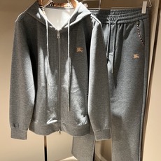 Bur*erry 巴*莉 2026秋冬新款男士休闲套装,品牌最新设计元素!既不单调也不复杂,好处的展现品味!客供顶级纯棉 Bur*erry 巴*莉 2026秋冬新款男士休闲套装,品牌最新设计元素!既不单调也不复杂,好处的展现品味!客供顶级纯棉