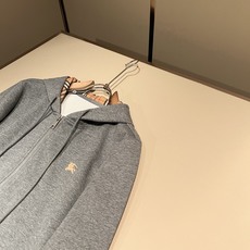 Bur*erry 巴*莉 2026秋冬新款男士休闲套装,品牌最新设计元素!既不单调也不复杂,好处的展现品味!客供顶级纯棉 Bur*erry 巴*莉 2026秋冬新款男士休闲套装,品牌最新设计元素!既不单调也不复杂,好处的展现品味!客供顶级纯棉