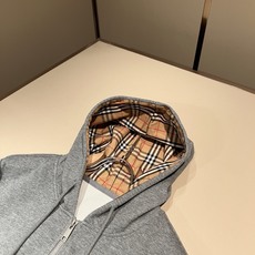 Bur*erry 巴*莉 2026秋冬新款男士休闲套装,品牌最新设计元素!既不单调也不复杂,好处的展现品味!客供顶级纯棉 Bur*erry 巴*莉 2026秋冬新款男士休闲套装,品牌最新设计元素!既不单调也不复杂,好处的展现品味!客供顶级纯棉