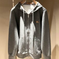 Bur*erry 巴*莉 2026秋冬新款男士休闲套装,品牌最新设计元素!既不单调也不复杂,好处的展现品味!客供顶级纯棉 Bur*erry 巴*莉 2026秋冬新款男士休闲套装,品牌最新设计元素!既不单调也不复杂,好处的展现品味!客供顶级纯棉