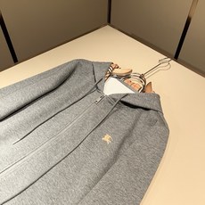 Bur*erry 巴*莉 2026秋冬新款男士休闲套装,品牌最新设计元素!既不单调也不复杂,好处的展现品味!客供顶级纯棉 Bur*erry 巴*莉 2026秋冬新款男士休闲套装,品牌最新设计元素!既不单调也不复杂,好处的展现品味!客供顶级纯棉