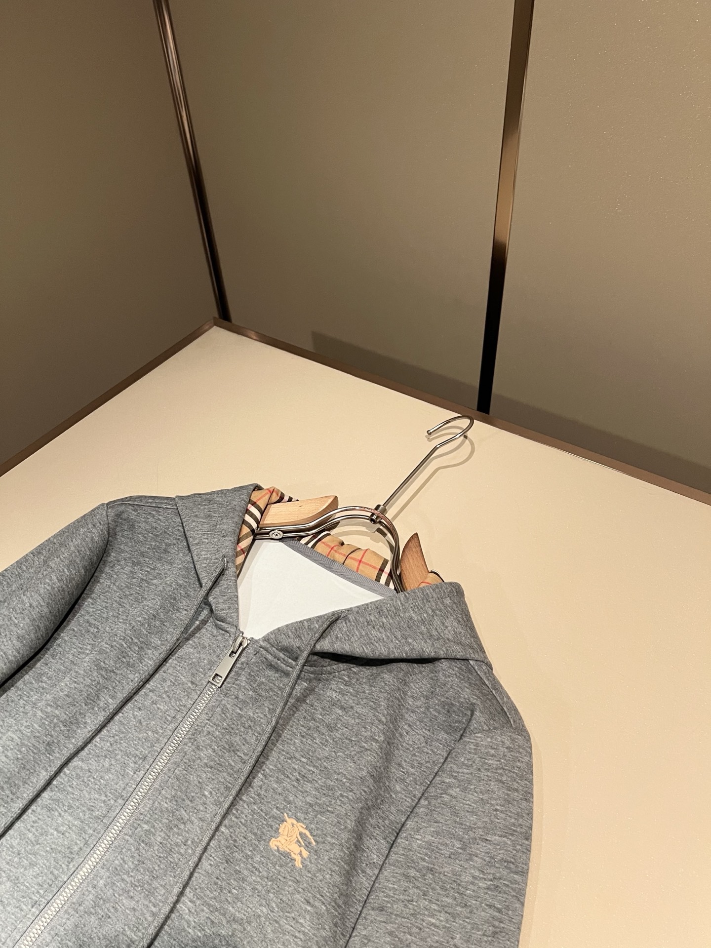 Bur*erry 巴*莉 2026秋冬新款男士休闲套装,品牌最新设计元素!既不单调也不复杂,好处的展现品味!客供顶级纯棉 Bur*erry 巴*莉 2026秋冬新款男士休闲套装,品牌最新设计元素!既不单调也不复杂,好处的展现品味!客供顶级纯棉