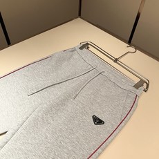PRAD*A普*达 2026秋冬新款休闲套装,最新款全网独家首上!!~既经典有时尚百搭,谁不爱啊,将经典再次展现,非常的 PRAD*A普*达 2026秋冬新款休闲套装,最新款全网独家首上!!~既经典有时尚百搭,谁不爱啊,将经典再次展现,非常的