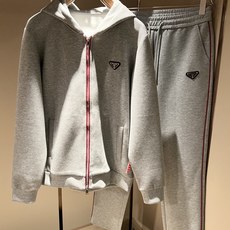 PRAD*A普*达 2026秋冬新款休闲套装,最新款全网独家首上!!~既经典有时尚百搭,谁不爱啊,将经典再次展现,非常的 PRAD*A普*达 2026秋冬新款休闲套装,最新款全网独家首上!!~既经典有时尚百搭,谁不爱啊,将经典再次展现,非常的