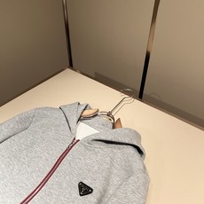 PRAD*A普*达 2026秋冬新款休闲套装,最新款全网独家首上!!~既经典有时尚百搭,谁不爱啊,将经典再次展现,非常的 PRAD*A普*达 2026秋冬新款休闲套装,最新款全网独家首上!!~既经典有时尚百搭,谁不爱啊,将经典再次展现,非常的