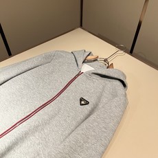 PRAD*A普*达 2026秋冬新款休闲套装,最新款全网独家首上!!~既经典有时尚百搭,谁不爱啊,将经典再次展现,非常的 PRAD*A普*达 2026秋冬新款休闲套装,最新款全网独家首上!!~既经典有时尚百搭,谁不爱啊,将经典再次展现,非常的