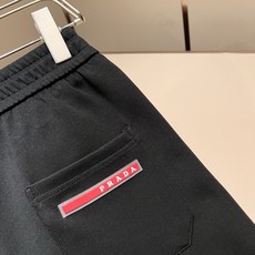 PRAD*A普*达 2026秋冬新款休闲套装,最新款全网独家首上!!~既经典有时尚百搭,谁不爱啊,将经典再次展现,非常的 PRAD*A普*达 2026秋冬新款休闲套装,最新款全网独家首上!!~既经典有时尚百搭,谁不爱啊,将经典再次展现,非常的