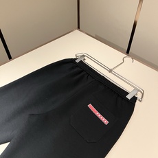 PRAD*A普*达 2026秋冬新款休闲套装,最新款全网独家首上!!~既经典有时尚百搭,谁不爱啊,将经典再次展现,非常的 PRAD*A普*达 2026秋冬新款休闲套装,最新款全网独家首上!!~既经典有时尚百搭,谁不爱啊,将经典再次展现,非常的