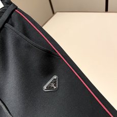 PRAD*A普*达 2026秋冬新款休闲套装,最新款全网独家首上!!~既经典有时尚百搭,谁不爱啊,将经典再次展现,非常的 PRAD*A普*达 2026秋冬新款休闲套装,最新款全网独家首上!!~既经典有时尚百搭,谁不爱啊,将经典再次展现,非常的