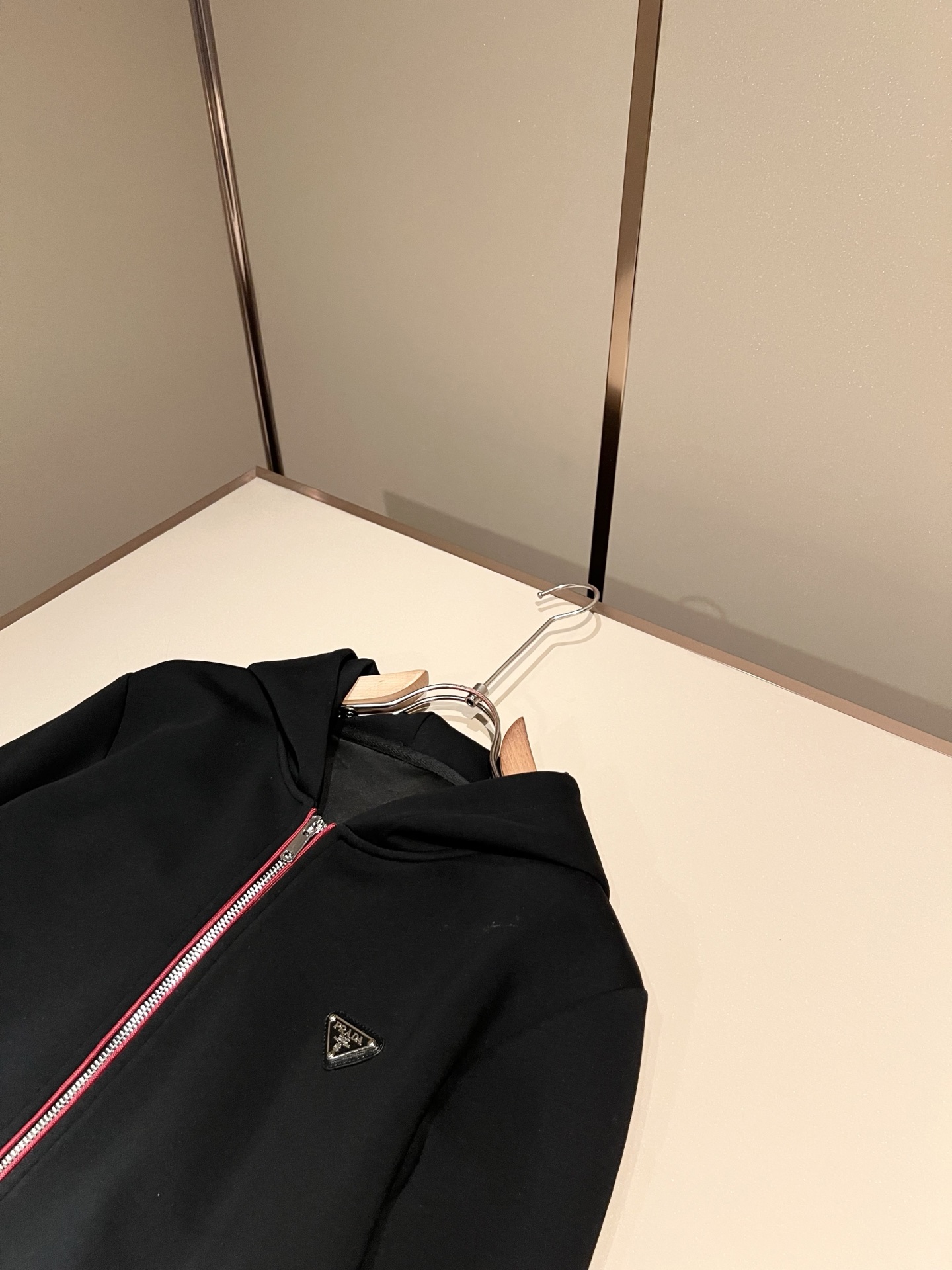PRAD*A普*达 2026秋冬新款休闲套装，最新款全网独家首上！！~既经典有时尚百搭，谁不爱啊，将经典再次展现，非常的