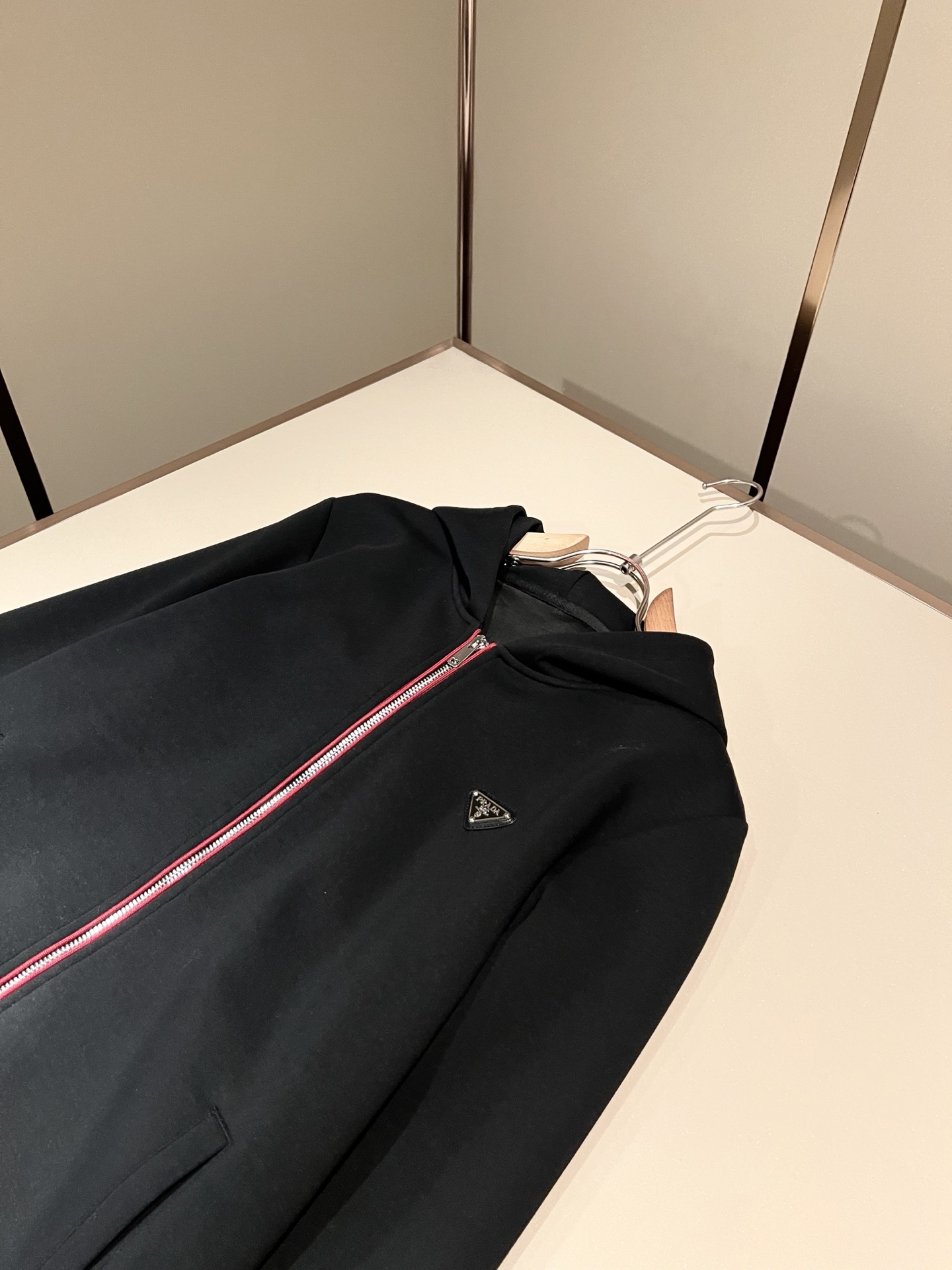 PRAD*A普*达 2026秋冬新款休闲套装，最新款全网独家首上！！~既经典有时尚百搭，谁不爱啊，将经典再次展现，非常的