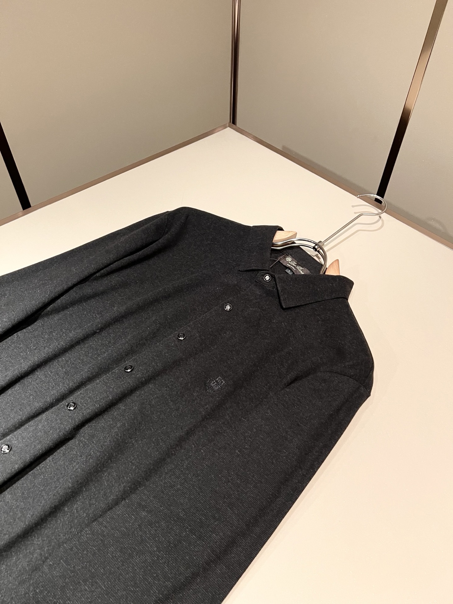 Loro Piana诺悠翩雅 2026秋冬男士最新的贸易订单翻领衬衣，全品相！！采用logo图案刺绣设计！上身舒适透气，