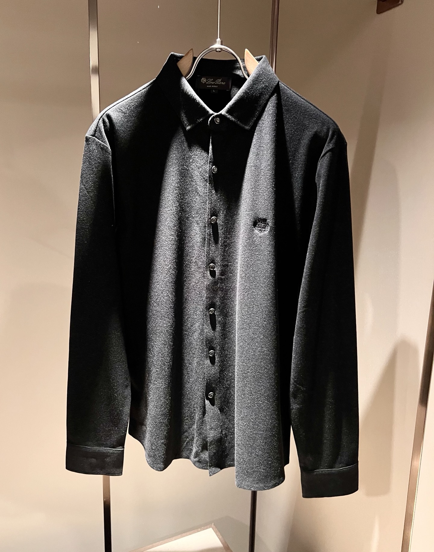 Loro Piana诺悠翩雅 2026秋冬男士最新的贸易订单翻领衬衣，全品相！！采用logo图案刺绣设计！上身舒适透气，