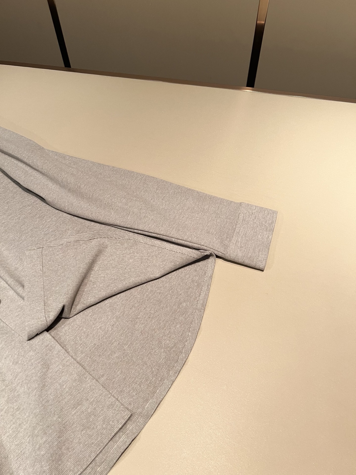 Loro Piana诺悠翩雅 2026秋冬男士最新的贸易订单翻领衬衣，全品相！！采用logo图案刺绣设计！上身舒适透气，