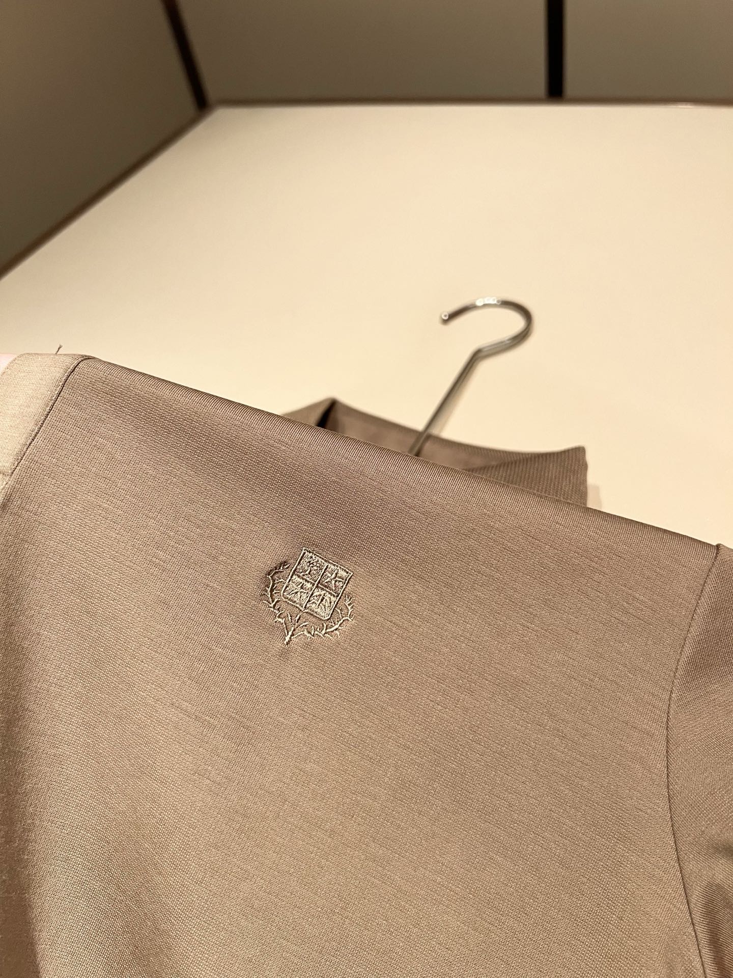 Loro Piana诺悠翩雅 2026秋冬男士最新的贸易订单翻领衬衣，全品相！！采用logo图案刺绣设计！上身舒适透气，