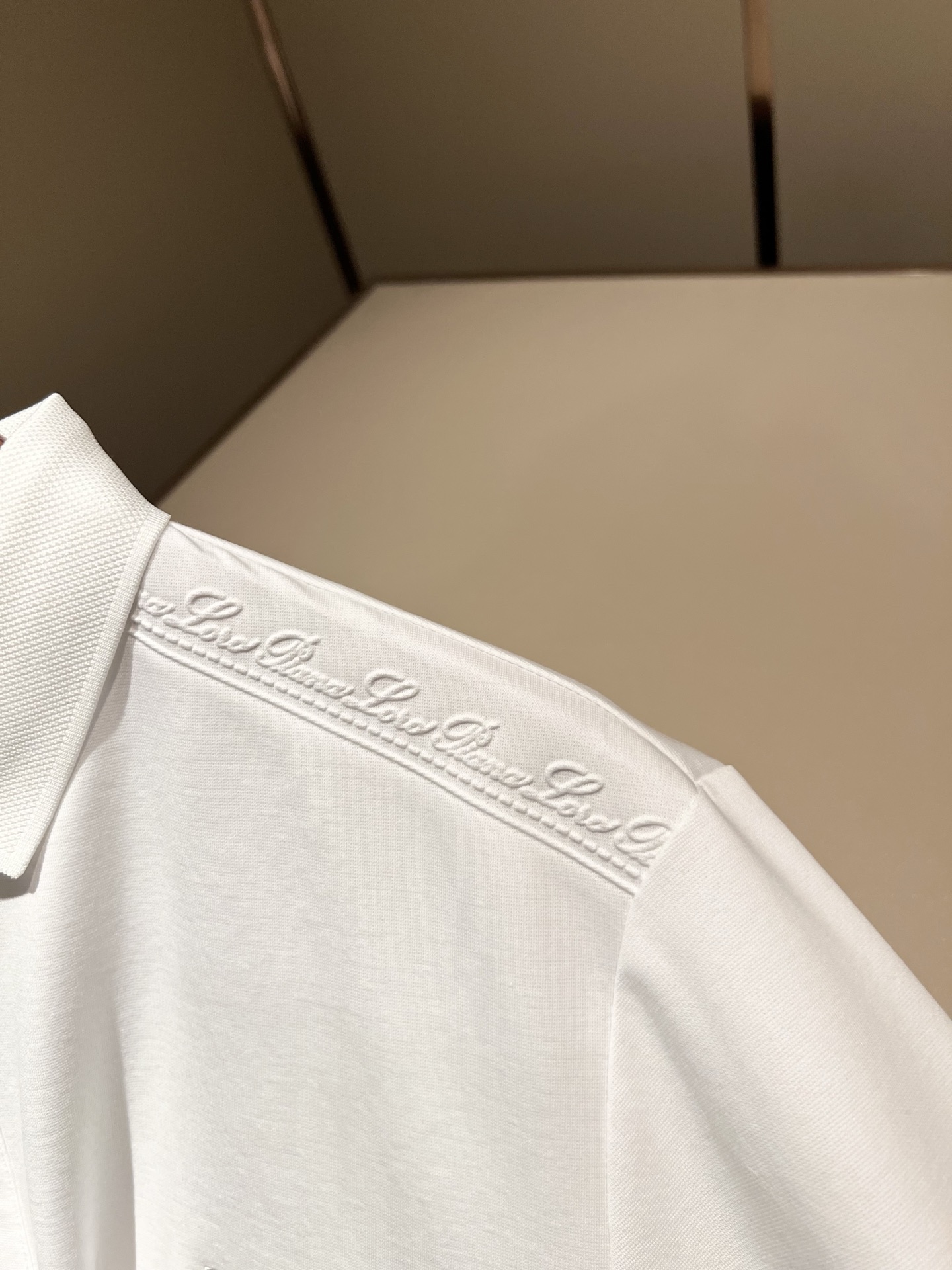 Loro Piana诺悠翩雅 2026秋冬男士最新的贸易订单翻领衬衣，全品相！！采用logo图案刺绣设计！上身舒适透气，