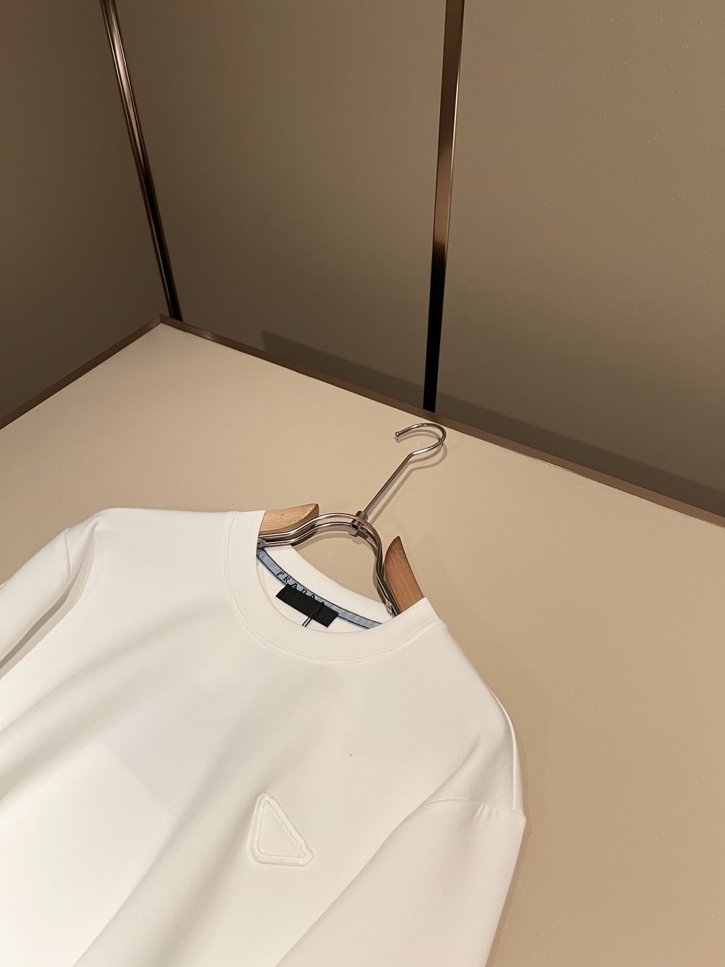 PRAD*A普*达2026秋冬新款男士长袖打底衫,最新款全网独家首上!!~既经典有时尚百搭,谁不爱啊,将经典再次展现,非 PRAD*A普*达2026秋冬新款男士长袖打底衫,最新款全网独家首上!!~既经典有时尚百搭,谁不爱啊,将经典再次展现,非