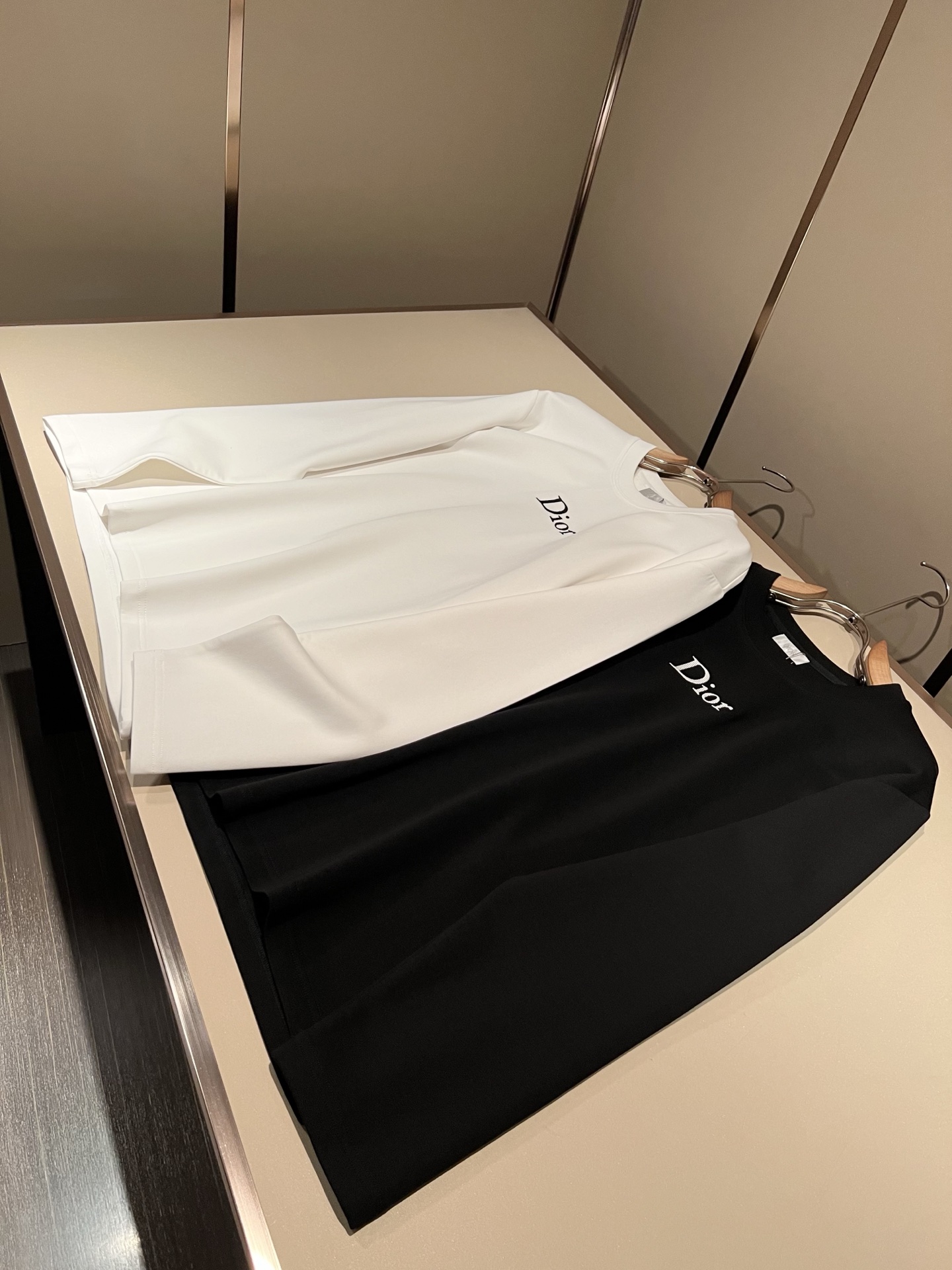 Dio*迪家 2026秋冬新款男女同款👫长袖打底衫,专柜同步发售!定制专属260克纯棉面料,定制原版工艺螺纹,胸前log Dio*迪家 2026秋冬新款男女同款👫长袖打底衫,专柜同步发售!定制专属260克纯棉面料,定制原版工艺螺纹,胸前log