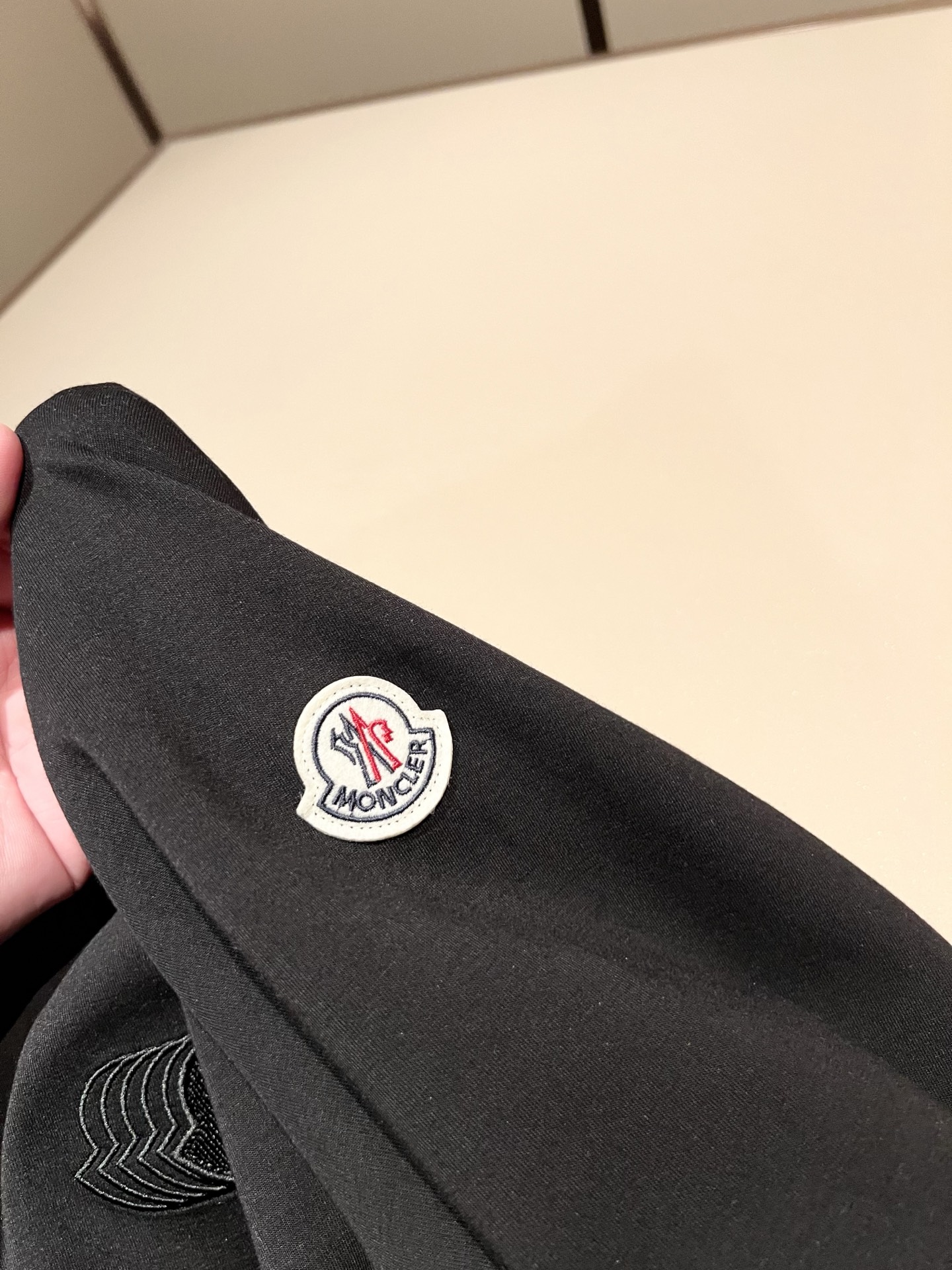 Moncler蒙口2026秋冬新款贸易订单长袖打底衫,全品相!!网红款!胸前logo图案刺绣设计!上身舒适透气,不僵硬, Moncler蒙口2026秋冬新款贸易订单长袖打底衫,全品相!!网红款!胸前logo图案刺绣设计!上身舒适透气,不僵硬,