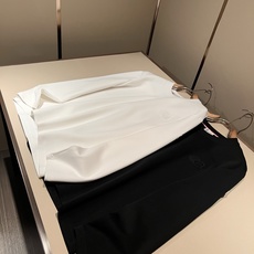 Moncler蒙口2026秋冬新款贸易订单长袖打底衫,全品相!!网红款!胸前logo图案刺绣设计!上身舒适透气,不僵硬, Moncler蒙口2026秋冬新款贸易订单长袖打底衫,全品相!!网红款!胸前logo图案刺绣设计!上身舒适透气,不僵硬,
