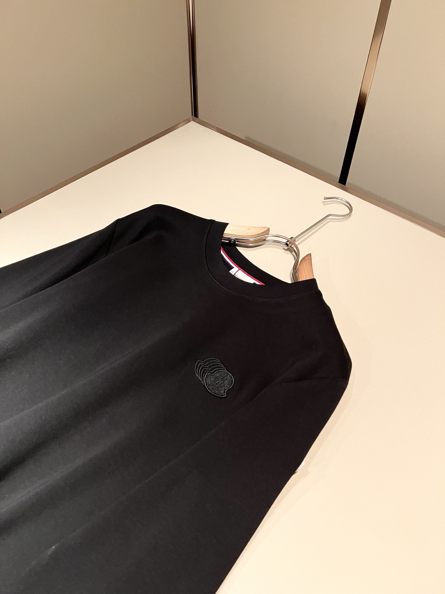 Moncler蒙口2026秋冬新款贸易订单长袖打底衫,全品相!!网红款!胸前logo图案刺绣设计!上身舒适透气,不僵硬, Moncler蒙口2026秋冬新款贸易订单长袖打底衫,全品相!!网红款!胸前logo图案刺绣设计!上身舒适透气,不僵硬,